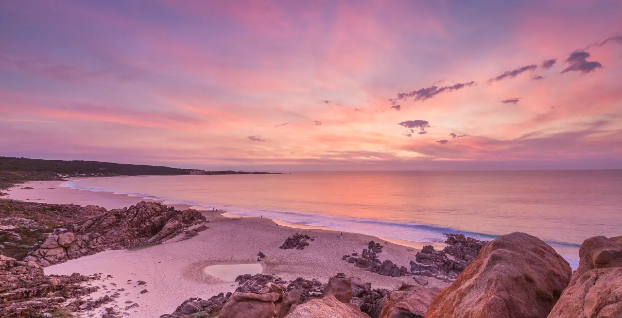 Sonnenuntergang am Margaret River Westaustralien mit pastellfarbenem Himmel und Felsenstrand [Bildquelle: © NathanPenhall | Canva]