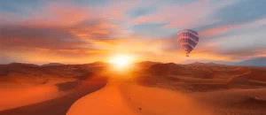 Heißluftballon über der Sahara Wüste in Marokko, Wüstendünen, Sonnenaufgang, bunte Farben