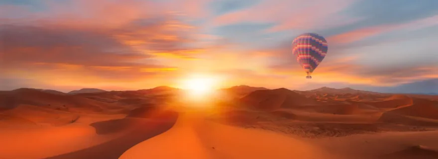 Heißluftballon über der Sahara Wüste in Marokko, Wüstendünen, Sonnenaufgang, bunte Farben